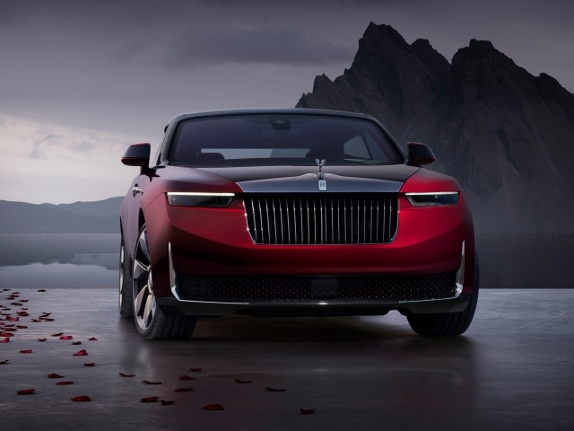 Вид спереди на автомобиль Rolls-Royce La Rose Noire Droptail 2023 года