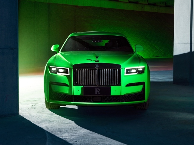 Зеленый автомобиль Rolls-Royce Black Badge Ghost вид спереди