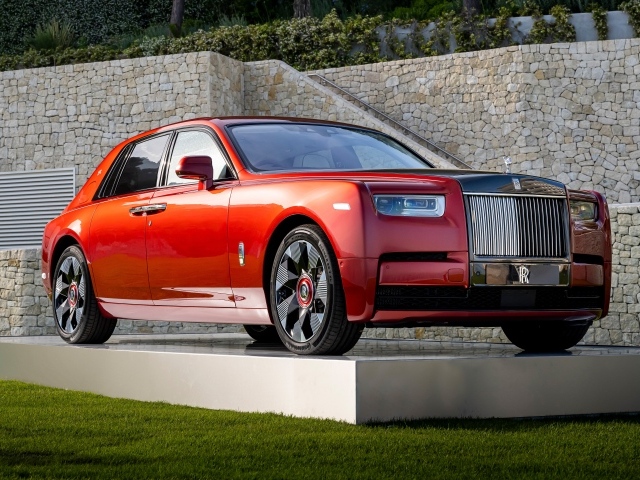 Красный автомобиль Rolls-Royce Phantom 2022 года