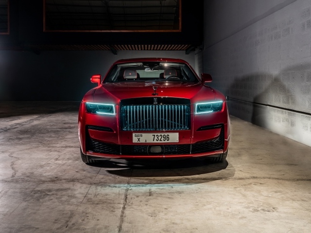Красный автомобиль Rolls-Royce Black Badge Ghost  в гараже