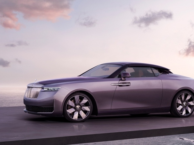 Автомобиль Rolls-Royce Amethyst Droptail на фоне неба