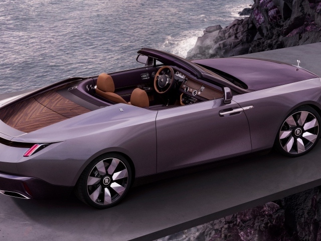 Кабриолет Rolls-Royce Amethyst Droptail у моря