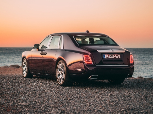 Автомобиль Rolls-Royce Phantom вид сзади