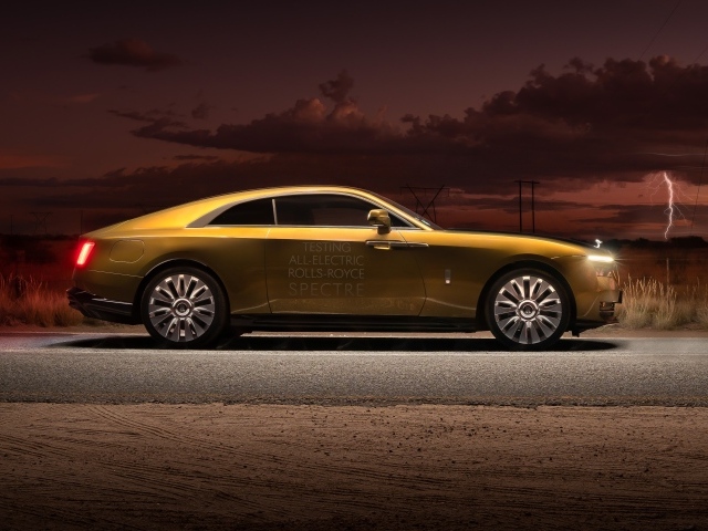 Автомобиль Rolls-Royce Spectre вид сбоку
