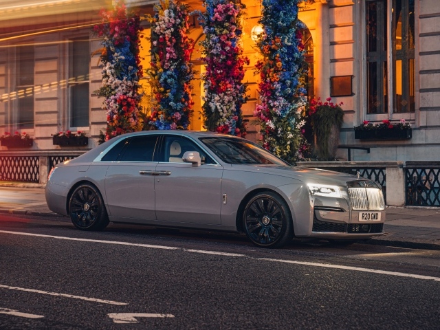Серебристый автомобиль Rolls-Royce Ghost 2023 года