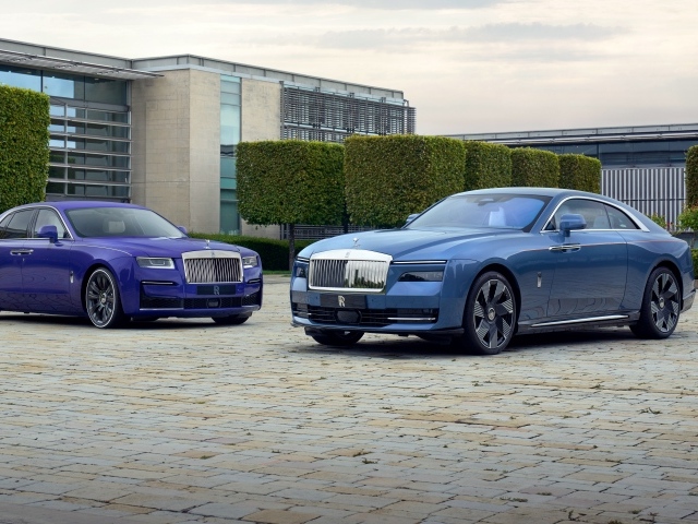 Два стильных дорогих автомобиля Rolls-Royce Spectre и  Rolls-Royce Ghost