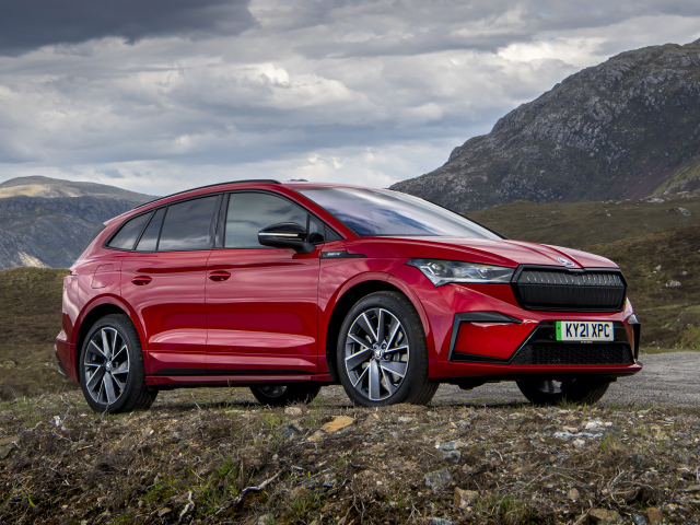 Красный внедорожник Skoda Enyaq Sportline IV 80,  2023 года в горах