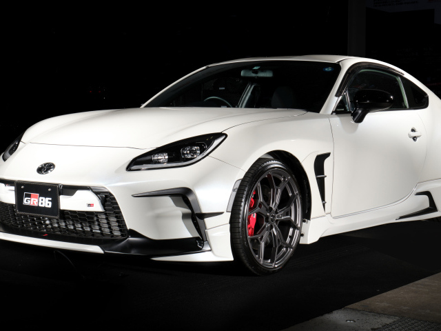 Белый автомобиль Toyota GR 86 GR Parts Concept 2023 года
