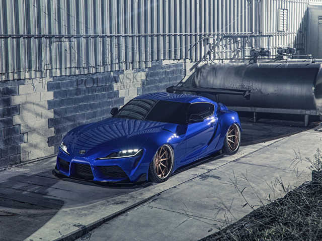 Синий спорткар Toyota Supra Luxury у здания