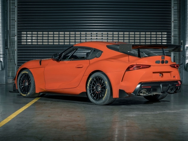Вид сзади на автомобиль Toyota GR Supra GT4 100 Edition 2023 года