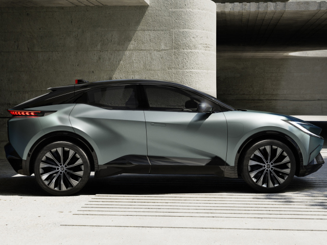 Вид сбоку на автомобиль Toyota BZ Compact SUV Concept 2022 года