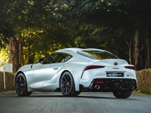 Серебристый автомобиль Toyota GR Supra Pro вид сзади