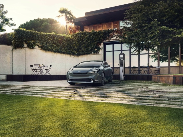 Автомобиль Toyota Prius Prime заправляется