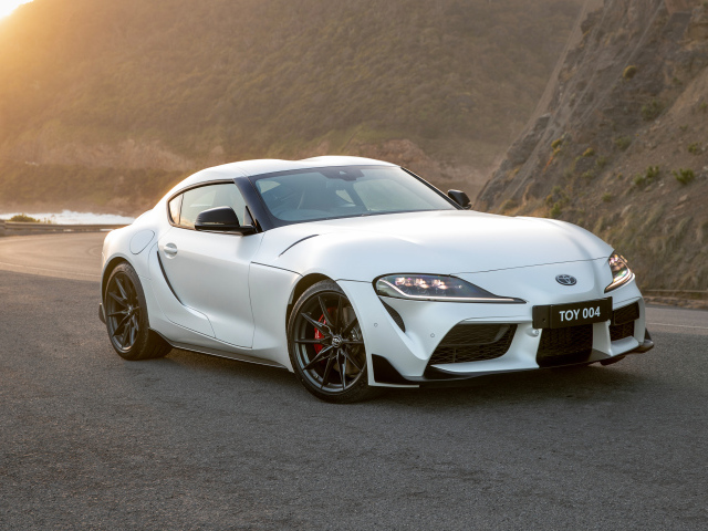 Белый автомобиль Toyota GR Supra GTS MT вид спереди