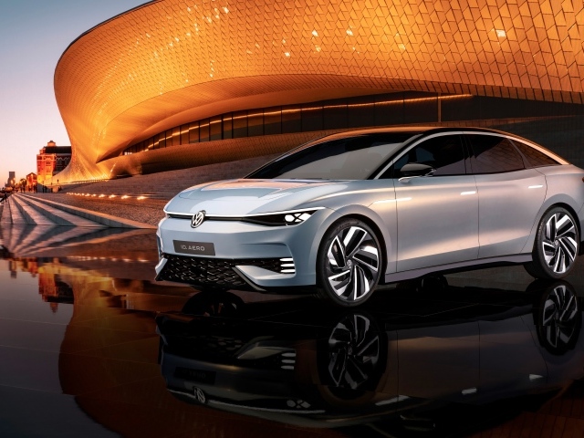 Серебристый автомобиль Volkswagen ID. AERO у здания