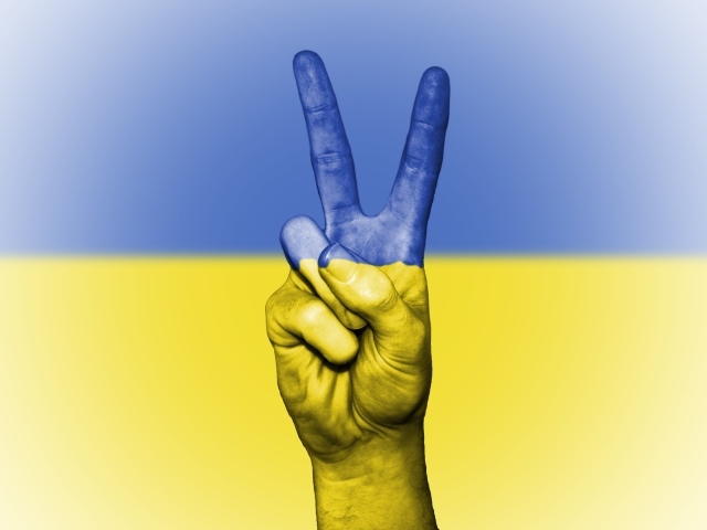 Рука с флагом Украины