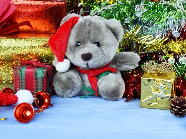 Игрушки и подарки под елью на Рождество