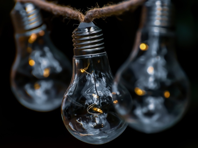 Стеклянные лампочки на веревке 