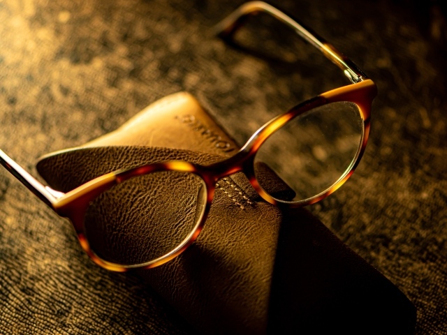 Очки с футляром на столе