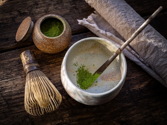 Зеленая глина с миской на столе