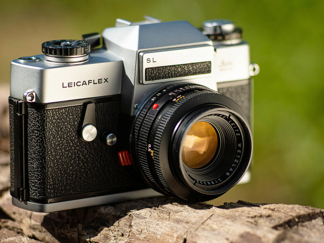 Фотоаппарат LeicaFlex SL стоит на камне