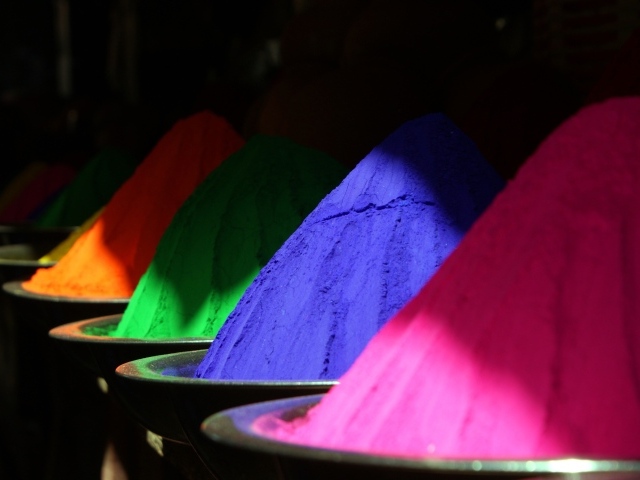 Много разноцветной порошковой краски