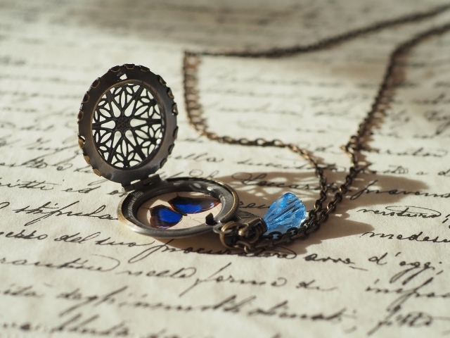 Медальон с бабочкой и голубым камнем
