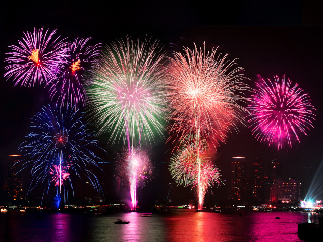 Разноцветный салют в небе над водой