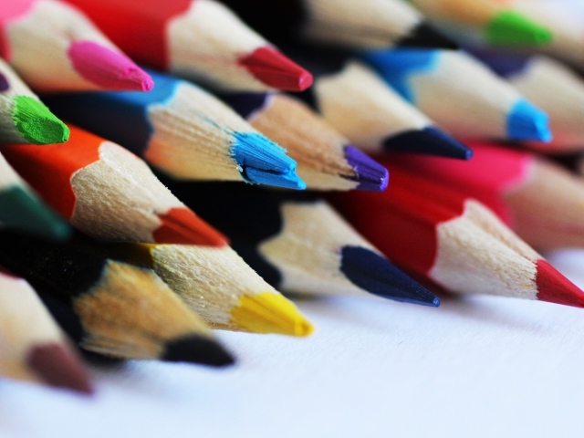 Разноцветные заточенные карандаши на столе
