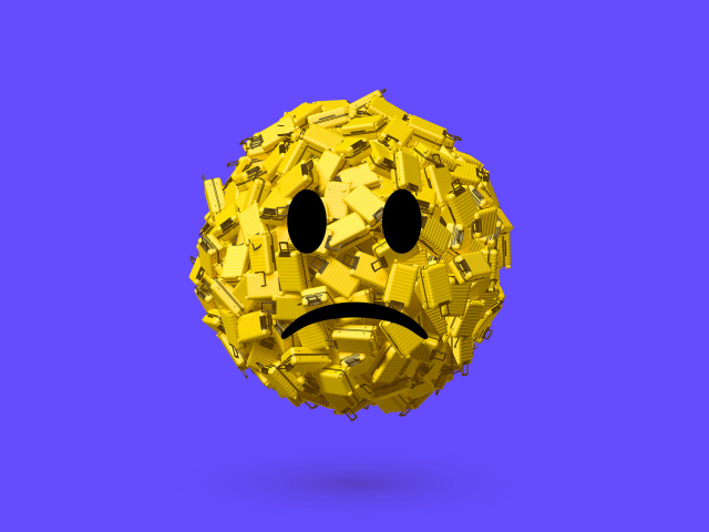 Грустный смайлик из чемоданов на синем фоне