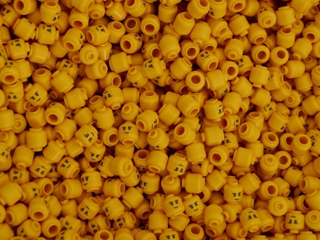 Маленькие желтые фигурки LEGO