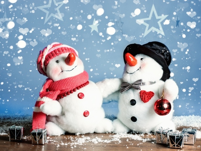 Два веселых игрушечных снеговика
