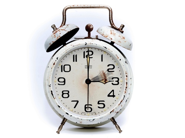 Белый железный будильник с ржавчиной