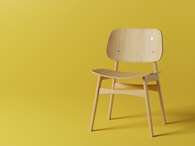 Деревянный стул на желтом фоне