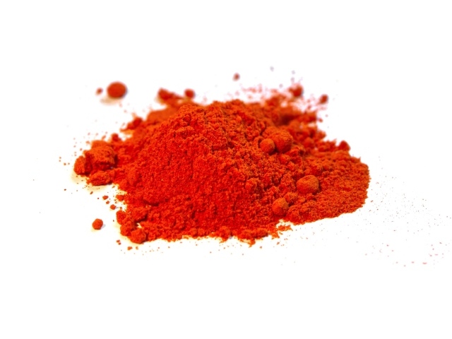 Горсть куркумы на белом фоне