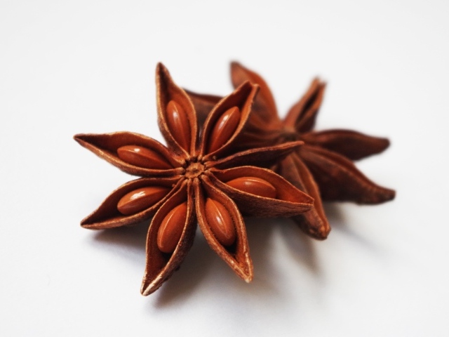 Звезды аниса на белом фоне