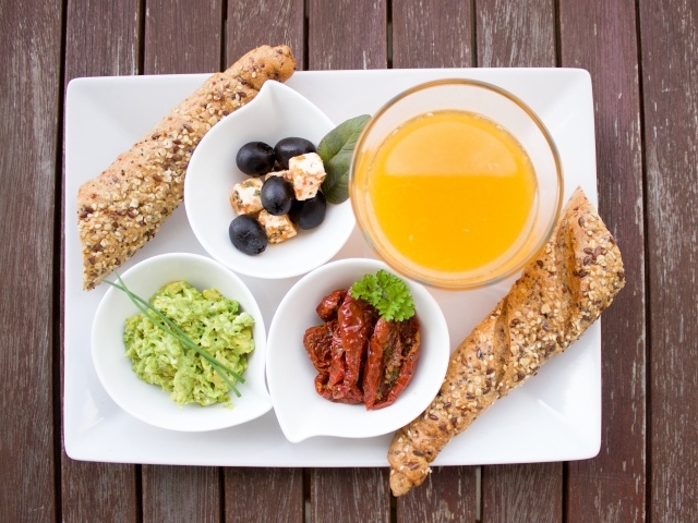 Аппетитный завтрак на большой белой тарелке