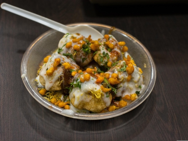 Азиатская еда в миске на столе 