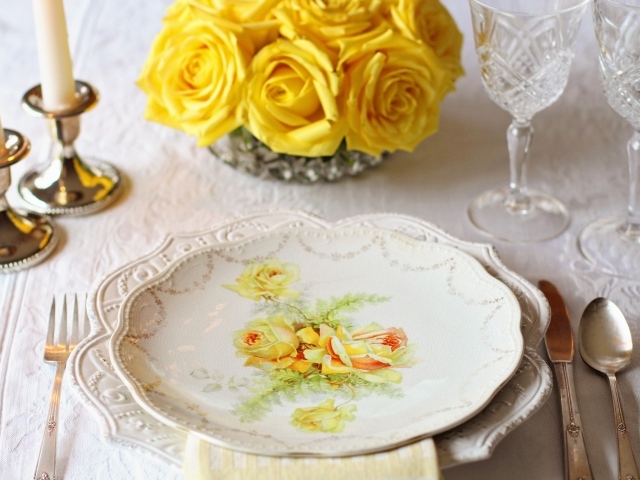 Красивая тарелка на столе с розами 
