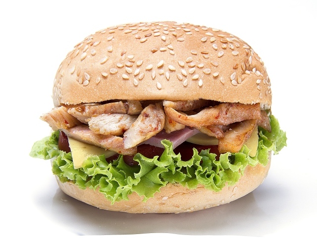 Большой сочный гамбургер с курицей на белом фоне