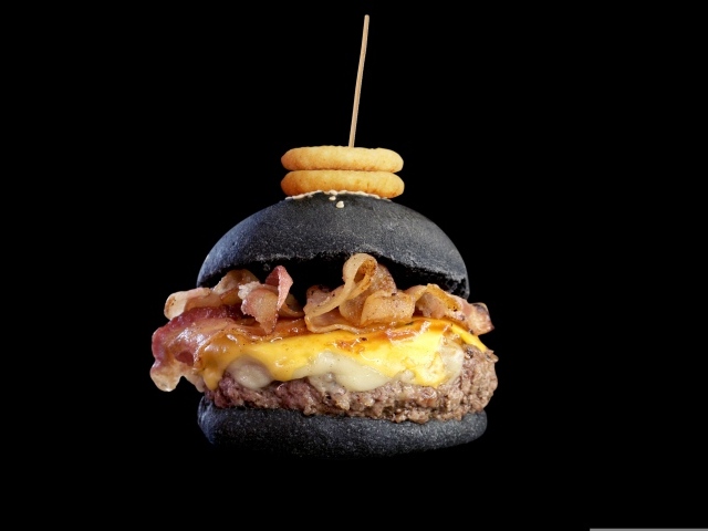 Черный гамбургер с сочной котлетой и беконом
