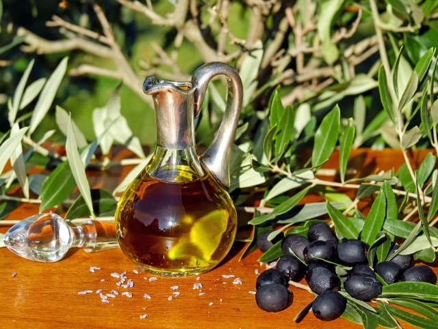 Черные оливки в маслом на столе