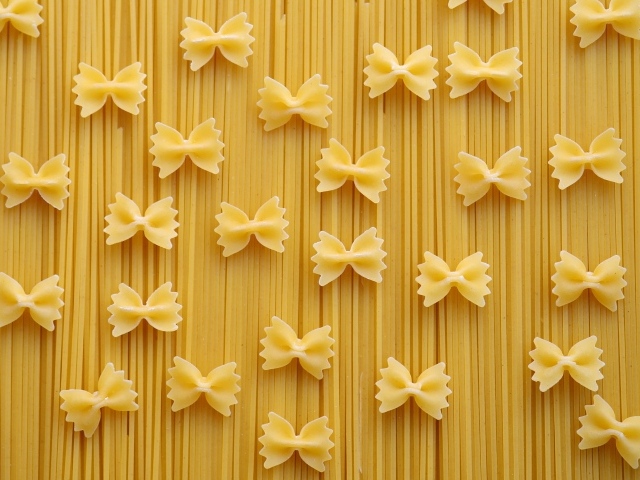 Макароны в форме бантиков со спагетти 