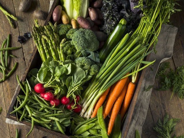 Ящик со спелыми овощами и зеленью