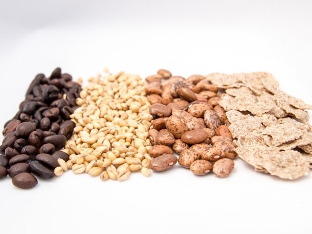 Хлопья и фасоль на белом фоне