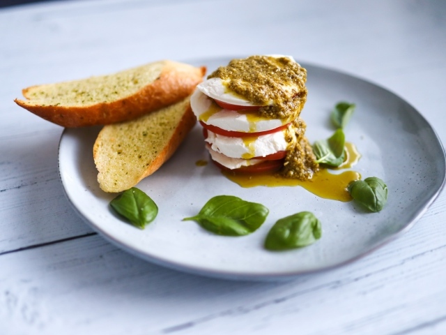 Сыр с помидорами и гренками на тарелке