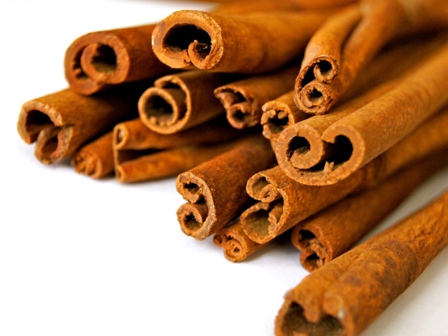 Корица на белом фоне вблизи