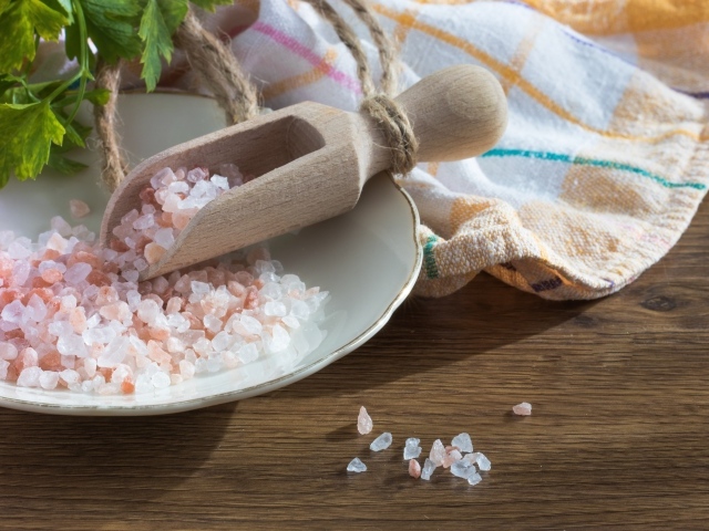 Крупная соль на тарелке на столе