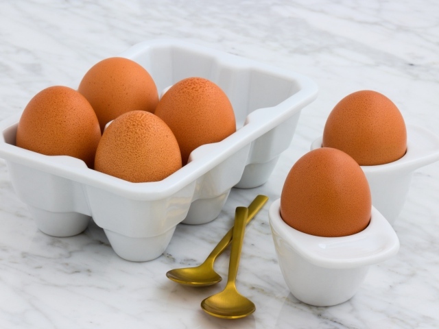 Яйца на столе с ложками