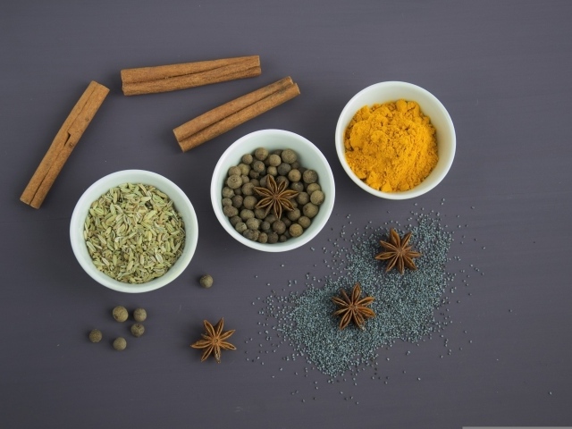 Ароматные специи на сером столе